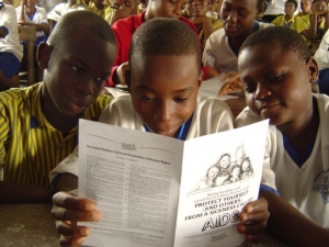 L’association Des jeunes pour les droits de l’Homme produit des brochures et des supports éducatifs à utiliser lors d’activités de groupe.