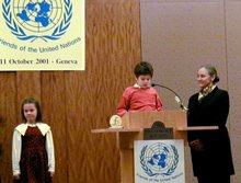 Les gagnants d’un concours de composition européen : trois jeunes venant de Hongrie, de République Tchèque et d’Autriche ont été applaudis lors de l’assemblée des Nations Unies, à Genève.