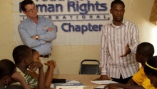 Tim Bowles et Jay Yarsiah donnant une conférence sur les droits de l’Homme au Liberia.