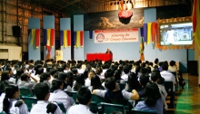 L’association Youth for Human Rights International présente les droits de l’Homme dans une école locale.